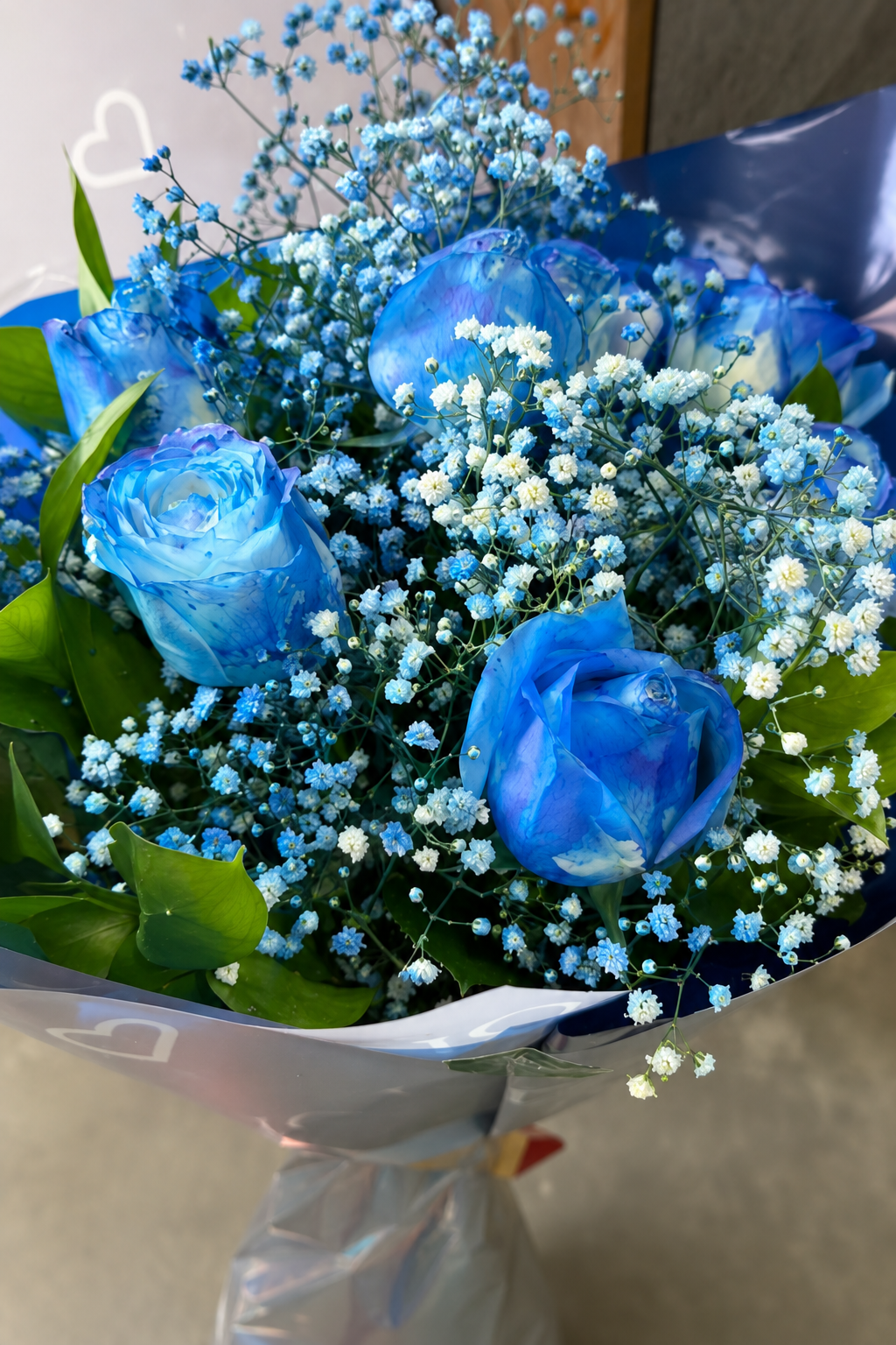Buquê com rosas azuis e flores brancas