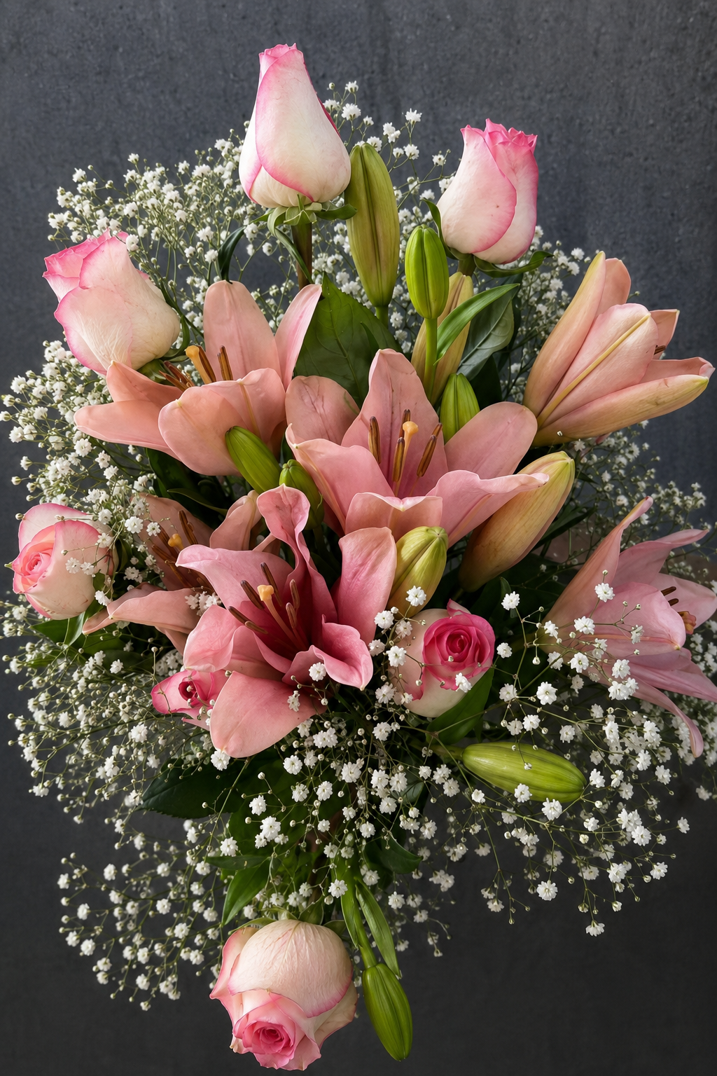 Buquê elegante de lírios e rosas cor-de-rosa